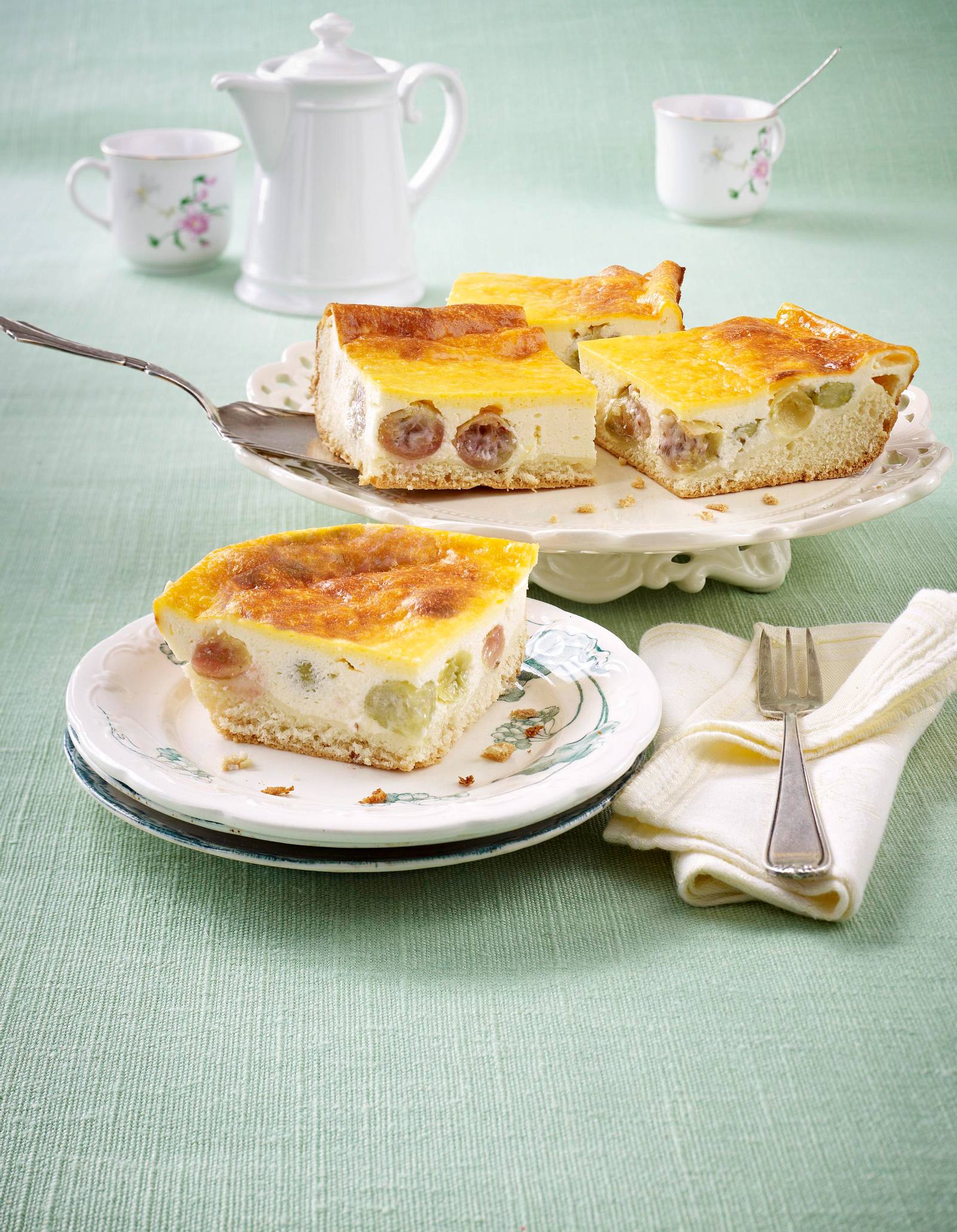 Eierschecke mit Stachelbeeren Rezept | LECKER