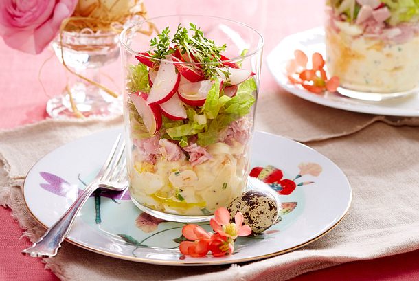 Eiercocktail-Schichtsalat mit Schinken & Kresse Rezept Eiercocktail-Schichtsalat mit Schinken & Kresse Rezept
