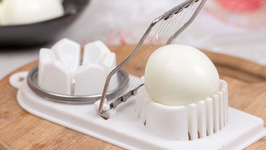 Eierschneider - Eier schneiden - Pilze schneiden - Foto: iStock/FotoZlaja
