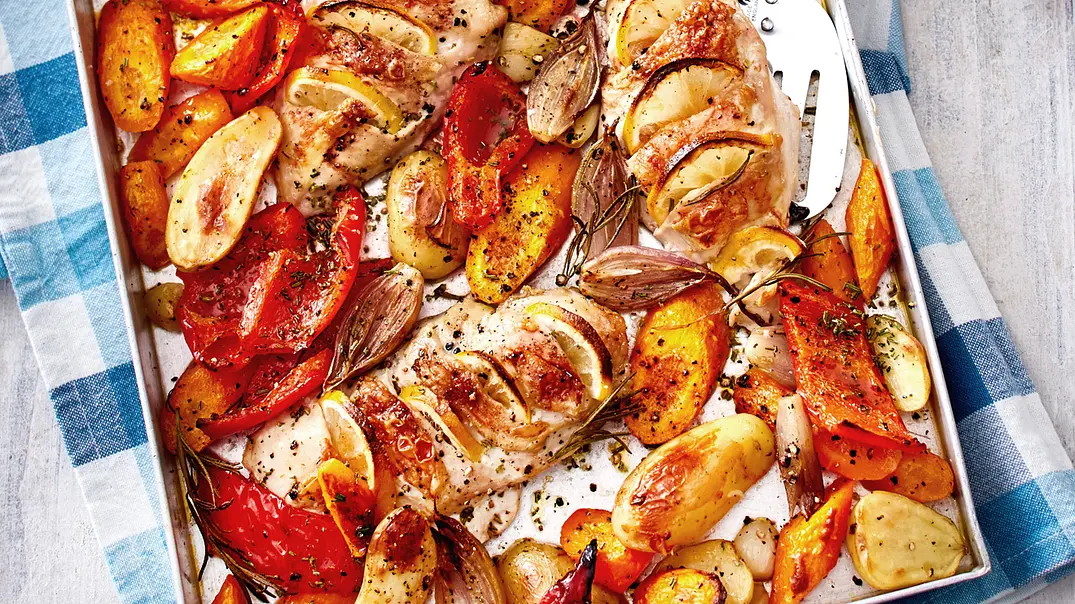 Ein Blech für alle(s): Hasselback-Huhn mit Gemüse Rezept - Foto: LECKER @ Bauer Media Group Ein Blech für alle(s): Hasselback-Huhn mit Gemüse Rezept - Foto: LECKER @ Bauer Media Group