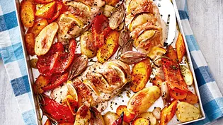 Ein Blech für alle(s): Hasselback-Huhn mit Gemüse Rezept - Foto: LECKER @ Bauer Media Group Ein Blech für alle(s): Hasselback-Huhn mit Gemüse Rezept - Foto: LECKER @ Bauer Media Group