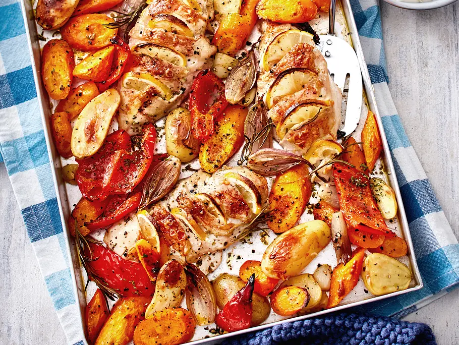 Hasselback-Huhn mit Gemüse Rezept Ein Blech für alle(s): Hasselback-Huhn mit Gemüse Rezept