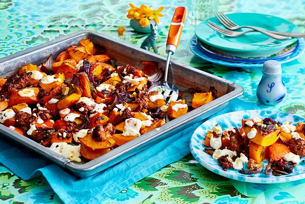 Einer für alle: Ofenkürbis mit Hack und Feta Rezept Einer für alle: Ofenkürbis mit Hack und Feta Rezept