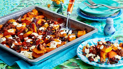 Einer für alle: Ofenkürbis mit Hack und Feta Rezept - Foto: House of Food / Bauer Food Experts KG
