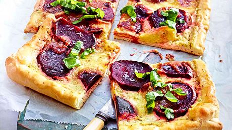 Einfach, genial, lecker:  Rote-Bete-Pizza Rezept - Foto: House of Food / Bauer Food Experts KG
