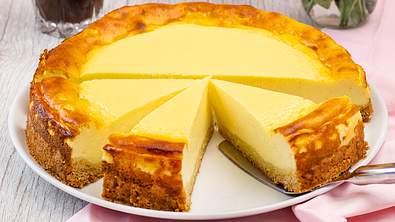 Einfache Quarktorte Rezept - Foto: ShowHeroes für LECKER @ Bauer Media Group