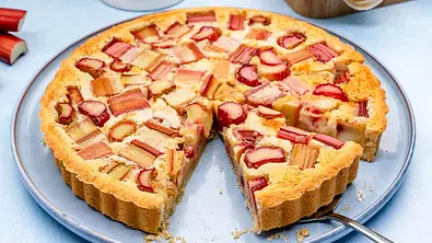 Rhabarber-Tarte Rezept - Foto: ShowHeroes für LECKER @ Bauer Media Group