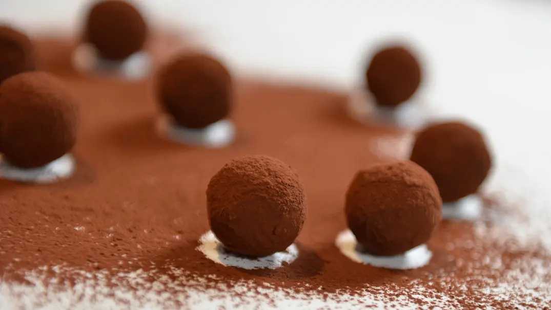 Einfache Schoko-Trüffel mit Cranberrys und Rosa Pfefferbeeren Rezept - Foto: LECKER @ Bauer Media Group Einfache Schoko-Trüffel mit Cranberrys und Rosa Pfefferbeeren Rezept - Foto: LECKER @ Bauer Media Group