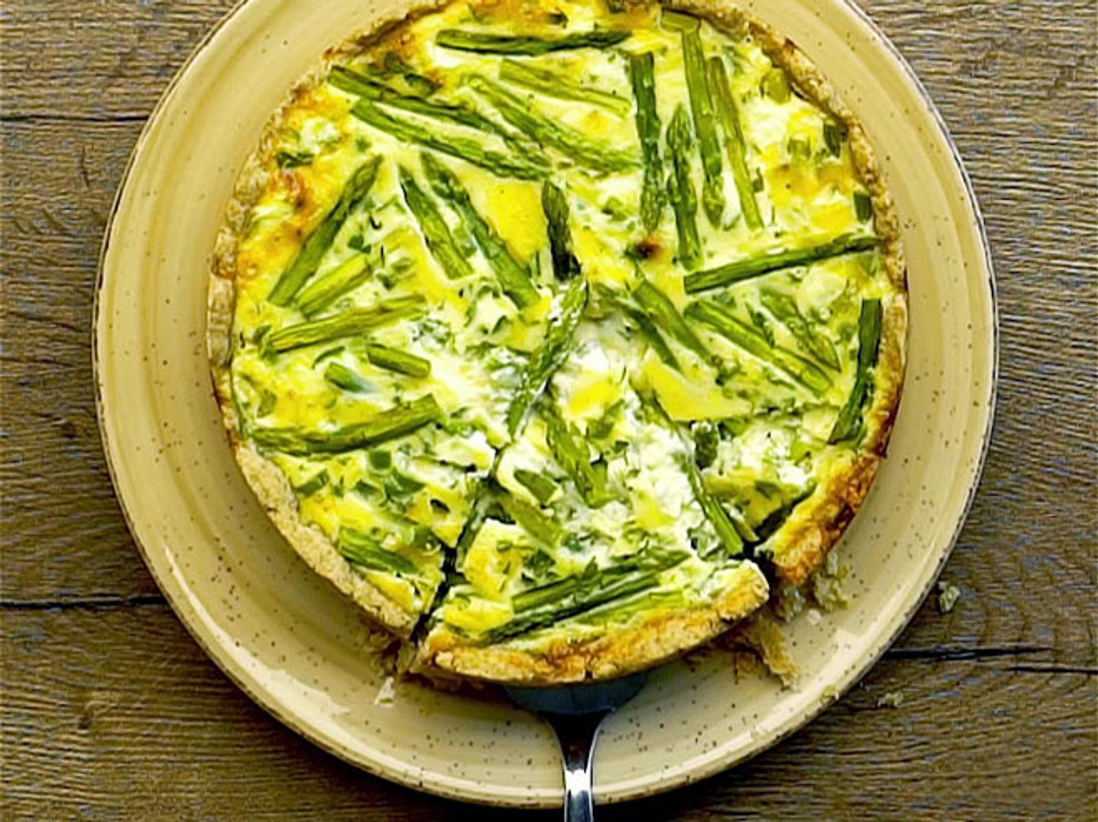 Einfache Spargelquiche backen - so geht's | LECKER Einfache Spargelquiche backen - so geht's | LECKER