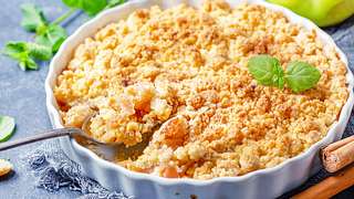 Einfacher Apfel-Crumble Rezept - Foto: SMarina / iStock