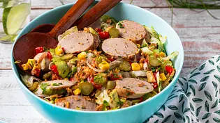 Einfacher Bratwurstsalat Rezept - Foto: ShowHeroes für LECKER @ Bauer Media Group Einfacher Bratwurstsalat Rezept - Foto: ShowHeroes für LECKER @ Bauer Media Group