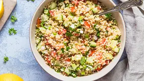 Schneller Salat: Bulgursalat mit Gurken, Tomaten und Kräutern. - Foto: Angela Kotsell / iStock Schneller Salat: Bulgursalat mit Gurken, Tomaten und Kräutern. - Foto: Angela Kotsell / iStock
