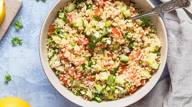 Schneller Salat: Bulgursalat mit Gurken, Tomaten und Kräutern. - Foto: Angela Kotsell / iStock