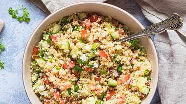 Einfacher Bulgursalat mit Tomaten und Gurken - Foto: Angela Kotsell / iStock