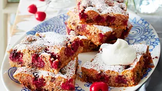 Einfacher Kirschkuchen vom Blech Rezept - Foto: LECKER @ Bauer Media Group Einfacher Kirschkuchen vom Blech Rezept - Foto: LECKER @ Bauer Media Group