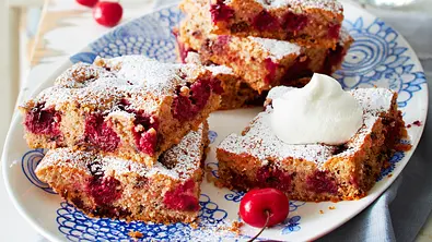 Einfacher Kirschkuchen vom Blech Rezept - Foto: LECKER @ Bauer Media Group
