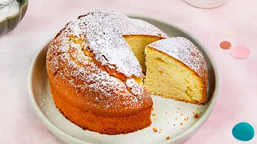 Einfacher Kuchen aus der Heißluftfritteuse mit Puderzucker bestäubt - Foto: LECKER @ Bauer Media Group / Yannick Fuchs Einfacher Kuchen aus der Heißluftfritteuse mit Puderzucker bestäubt - Foto: LECKER @ Bauer Media Group / Yannick Fuchs