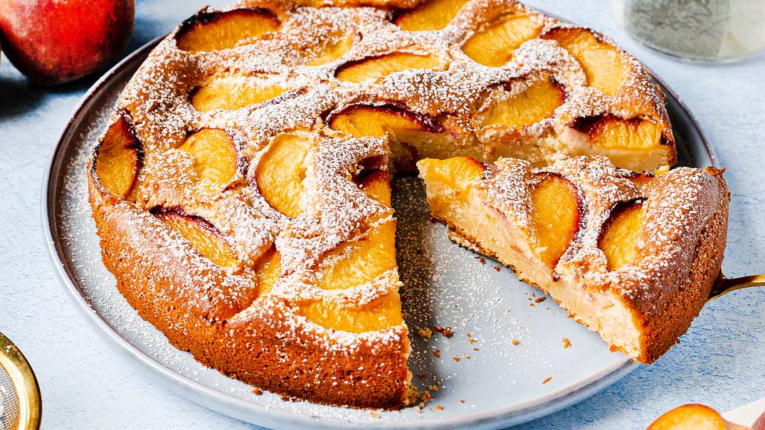 Einfacher Pfirsichkuchen Rezept - Foto: ShowHeroes für LECKER @ Bauer Media Group