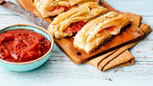 Pizza-Snack aus Blätterteig mit Tomatenfüllung - Foto: ShowHeroes für LECKER @ Bauer Media Group