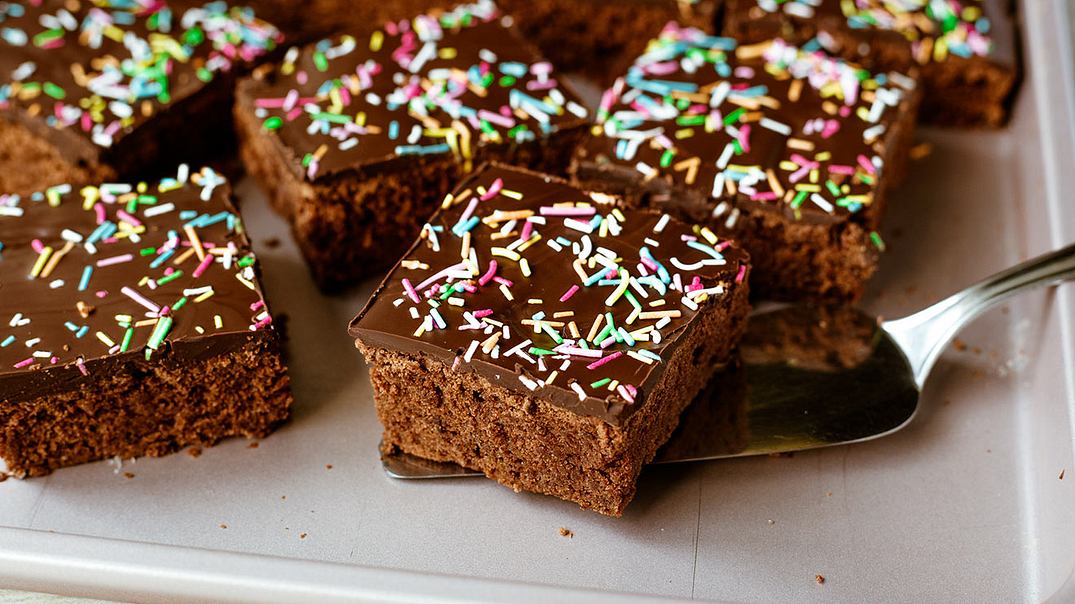 Einfacher Schoko-Blechkuchen Rezept - Foto: ShowHeroes für LECKER @ Bauer Media Group