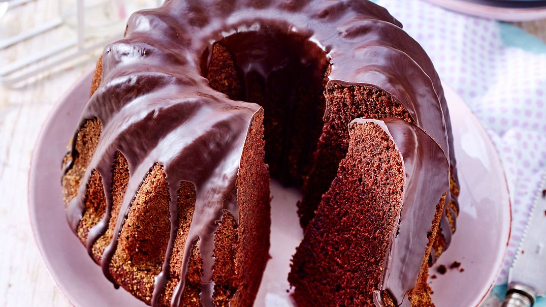 Schoko-Gugelhupf mit Schokoglasur - Foto: LECKER @ Bauer Media Group