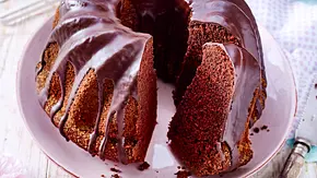 Schoko-Gugelhupf mit Schokoglasur - Foto: LECKER @ Bauer Media Group