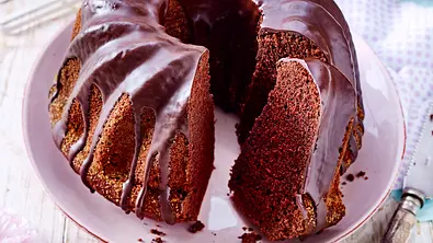 Schoko-Gugelhupf mit Schokoglasur - Foto: LECKER @ Bauer Media Group