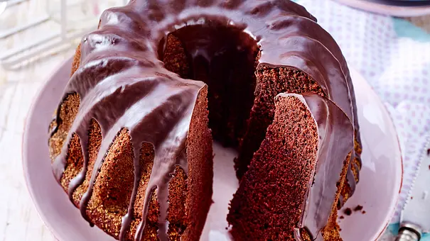 Schoko-Gugelhupf mit Schokoglasur - Foto: LECKER @ Bauer Media Group