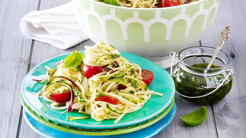 Einfacher Spaghettisalat mit Pesto Rezept - Foto: House of Food / Bauer Food Experts KG