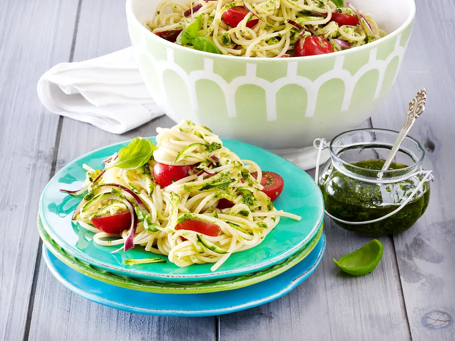 Einfacher Spaghettisalat mit Pesto Einfacher Spaghettisalat mit Pesto Rezept