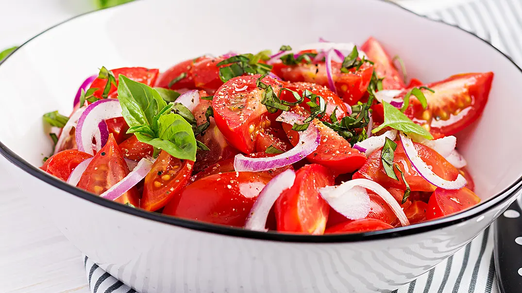 Einfacher Tomatensalat Rezept - Foto: iStock, Elena_Danileiko Einfacher Tomatensalat Rezept - Foto: iStock, Elena_Danileiko