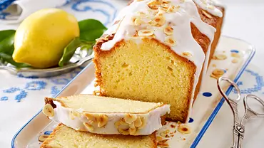Einfacher Zitronenkuchen mit Zuckerguss - Foto: LECKER @ Bauer Media Group Einfacher Zitronenkuchen mit Zuckerguss - Foto: LECKER @ Bauer Media Group