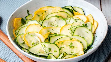Einfacher Zucchini-Salat Rezept - Foto: ShowHeroes für LECKER @ Bauer Media Group Einfacher Zucchini-Salat Rezept - Foto: ShowHeroes für LECKER @ Bauer Media Group