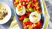 Einfaches Essen für heiße Tage: Burrata mit Salat - Foto: House of Food / Bauer Food Experts KG