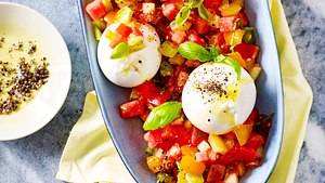Einfaches Essen für heiße Tage: Burrata mit Salat - Foto: House of Food / Bauer Food Experts KG