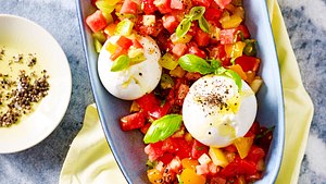 Einfaches Essen für heiße Tage: Burrata mit Salat - Foto: House of Food / Bauer Food Experts KG