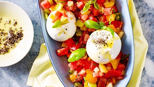 Einfaches Essen für heiße Tage: Burrata mit Salat - Foto: House of Food / Bauer Food Experts KG