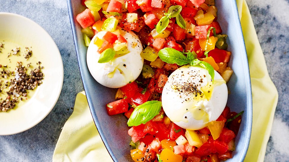Einfaches Essen für heiße Tage: Burrata mit Salat - Foto: House of Food / Bauer Food Experts KG