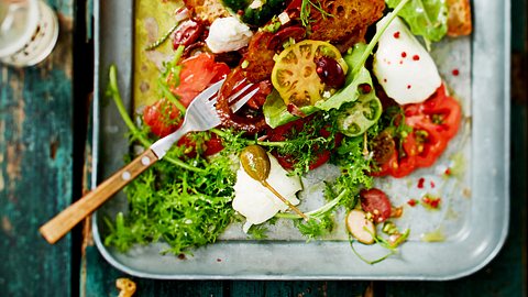 EInfaches Essen für heiße Tage: Tomaten-Brot-Salat auf einem Blech. - Foto: House of Food / Bauer Food Experts KG