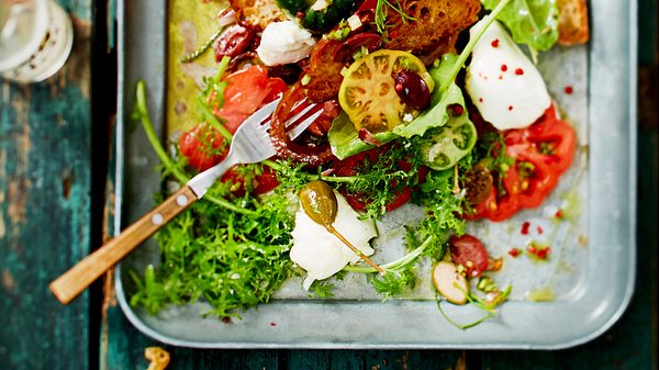 EInfaches Essen für heiße Tage: Tomaten-Brot-Salat auf einem Blech. - Foto: House of Food / Bauer Food Experts KG