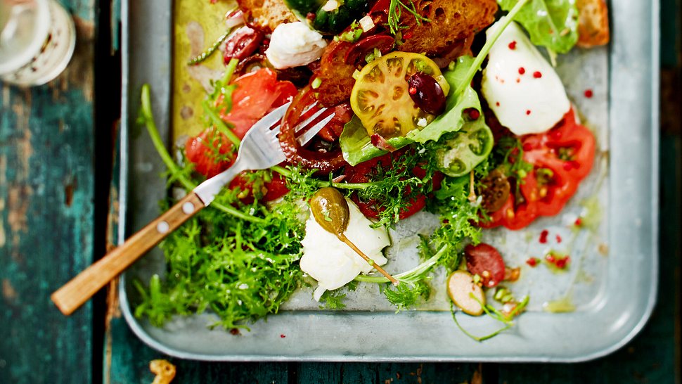 EInfaches Essen für heiße Tage: Tomaten-Brot-Salat auf einem Blech. - Foto: House of Food / Bauer Food Experts KG