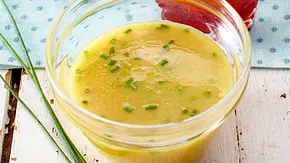 Einfaches Honig-Senf-Dressing Rezept - Foto: LECKER @ Bauer Media Group