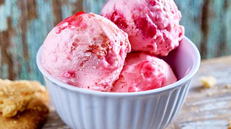 Einfaches Rhabarber-Eis Rezept - Foto: House of Food / Bauer Food Experts KG