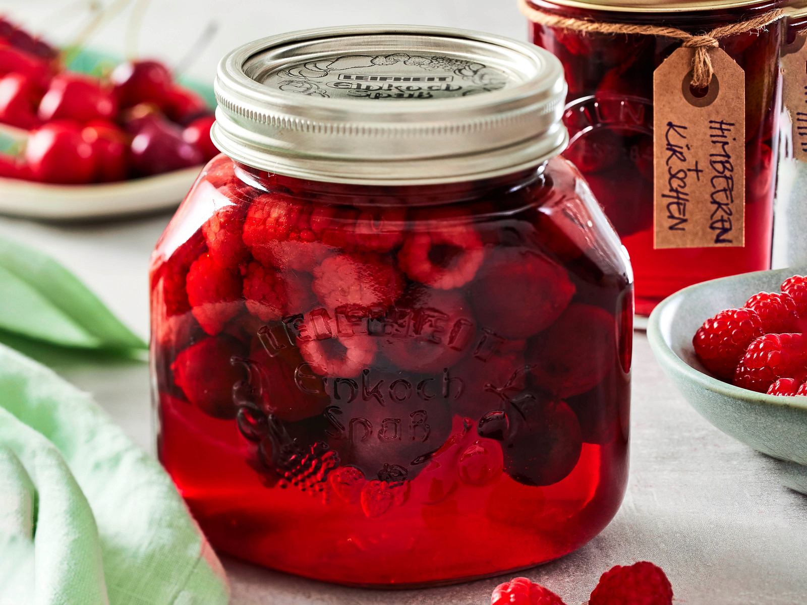 Eingekochte Himbeeren &amp; Kirschen Rezept | LECKER