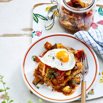 Eingekochtes Ratatouille mit Brot und Spiegelei Rezept Eingekochtes Ratatouille mit Brot und Spiegelei Rezept