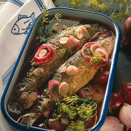 Eingelegte Bratheringe mit Dill und roten Zwiebeln Rezept Eingelegte Bratheringe mit Dill und roten Zwiebeln Rezept