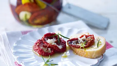 Eingelegte getrocknete Tomaten mit Knoblauch, Rosmarin, Olivenöl und grobem Meersalz Rezept - Foto: LECKER @ Bauer Media Group