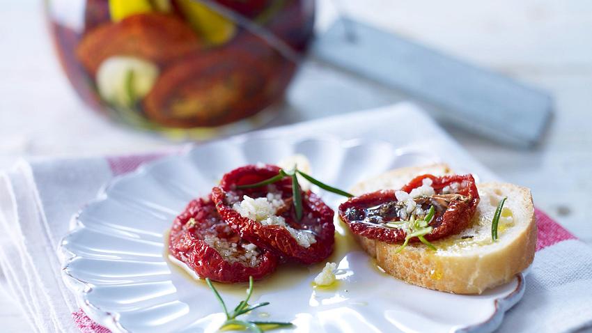 Eingelegte getrocknete Tomaten mit Knoblauch, Rosmarin, Olivenöl und grobem Meersalz Rezept - Foto: House of Food / Bauer Food Experts KG