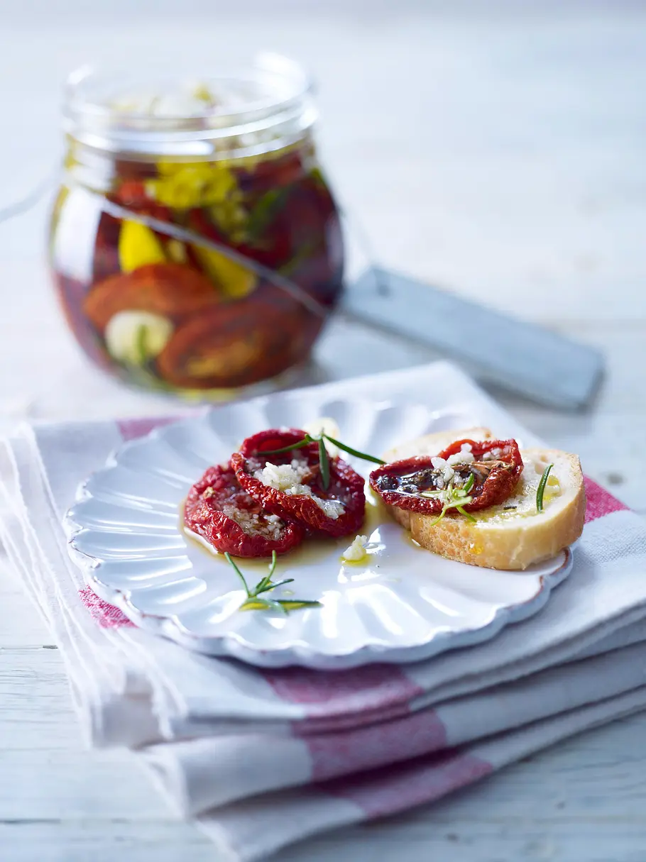 Eingelegte getrocknete Tomaten mit Knoblauch, Rosmarin, Olivenöl und grobem Meersalz Rezept Eingelegte getrocknete Tomaten mit Knoblauch, Rosmarin, Olivenöl und grobem Meersalz Rezept