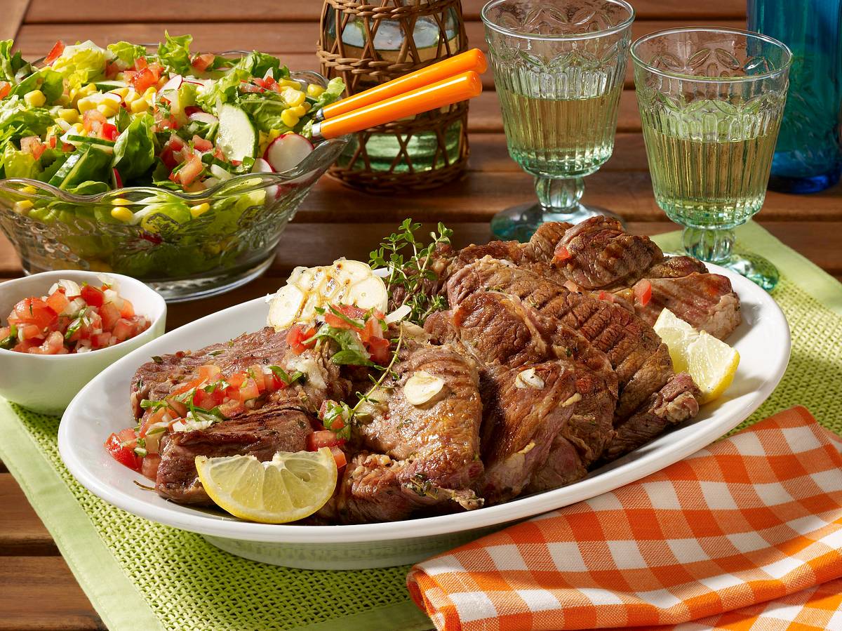 Eingelegte Nackensteaks vom Grill mit Tomaten-Salsa und gemischtem Salat Rezept